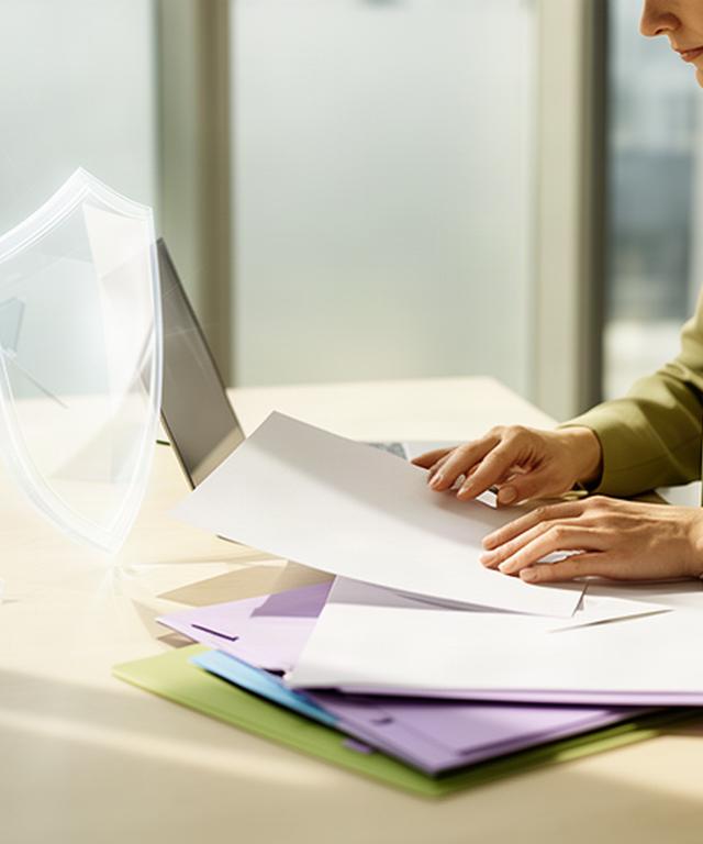 Consulente HR che esamina documenti sulla protezione dei dati in un ufficio luminoso